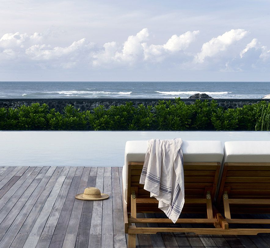 Arnalaya Beach House - Sunlounger by the pool