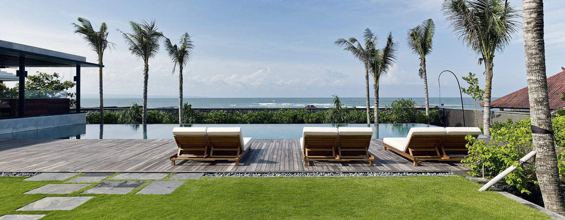 Arnalaya Beach House - Sunloungers by the pool